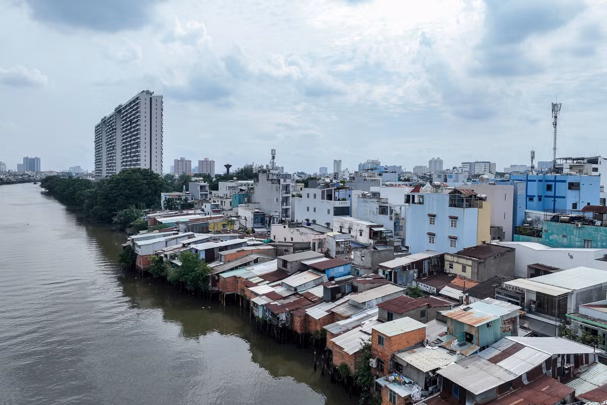 Theo thống kê của Sở Xây dựng trong đề án di dời, TP.HCM có gần 40.000 căn nhà, trong đó quận 8 (cũ) là nơi tập trung đông nhất. Dọc theo khu vực bờ bắc Kênh Đôi, rạch Ông, Xáng..., có hàng nghìn căn nhà chỉ che chắn bằng vật liệu như tôn, ván gỗ đã xuống cấp. Ảnh: Duy Hiệu.