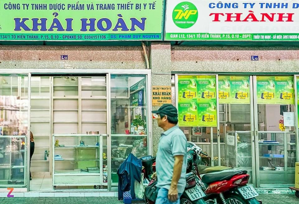 Nhiều cửa hàng dược ở khu chợ sỉ nay đóng cửa im lìm, nhìn từ ngoài vào chỉ thấy các kệ trống. Ảnh: Nguyễn Thuận.