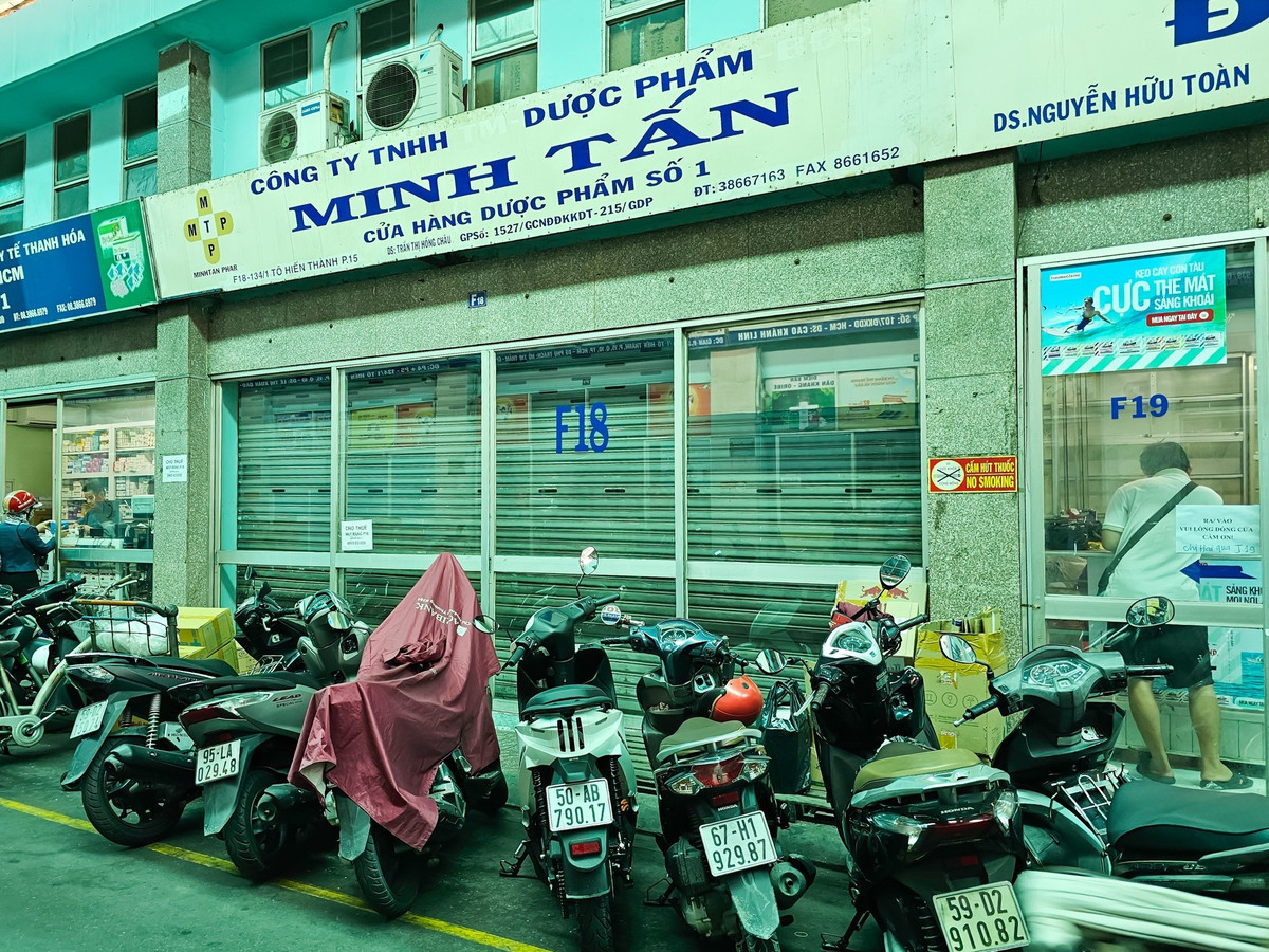 Những quầy dược phẩm, thiết bị y tế đóng cửa hoặc sang nhượng, không còn thuốc trên kệ.