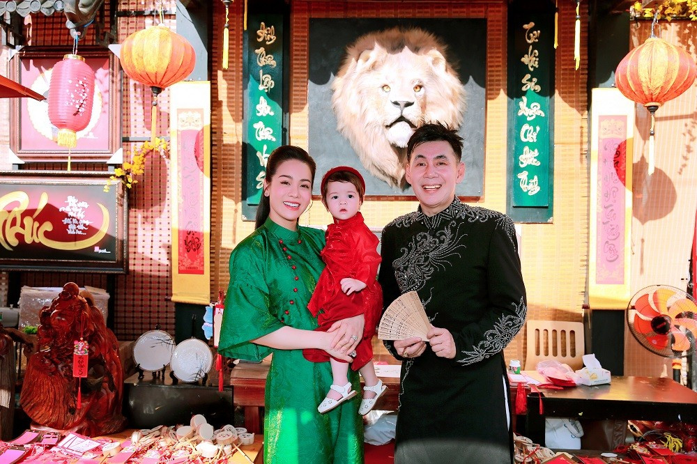 Đoan Trường chụp ảnh cùng Nhật Kim Anh.