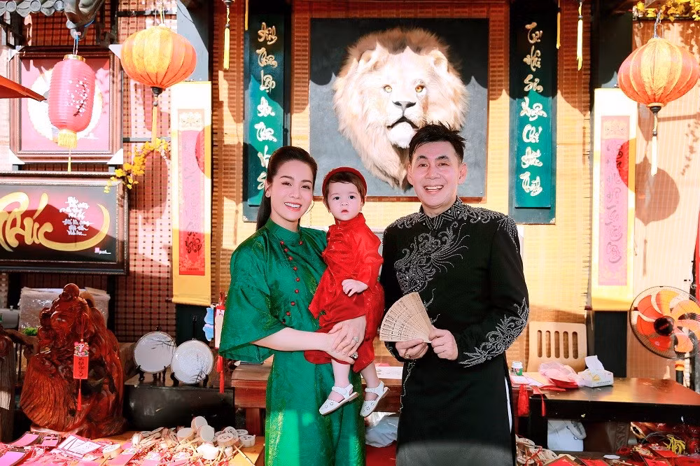 Đoan Trường chụp ảnh cùng Nhật Kim Anh.