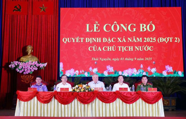 Phó Thủ tướng Thường trực Chính phủ Nguyễn Hòa Bình và Đoàn Chủ tịch tại Lễ công bố quyết định đặc xá.