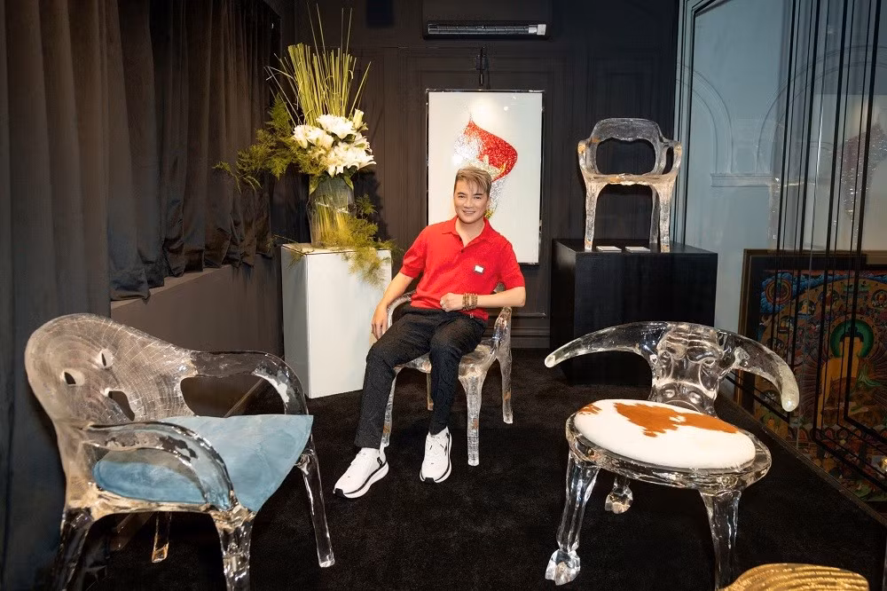 Ca sĩ Đàm Vĩnh Hưng mới đây xuất hiện trong sự kiện Triển lãm nghệ thuật &amp; thiết kế “Art Meets Art” diễn ra tại TP HCM.