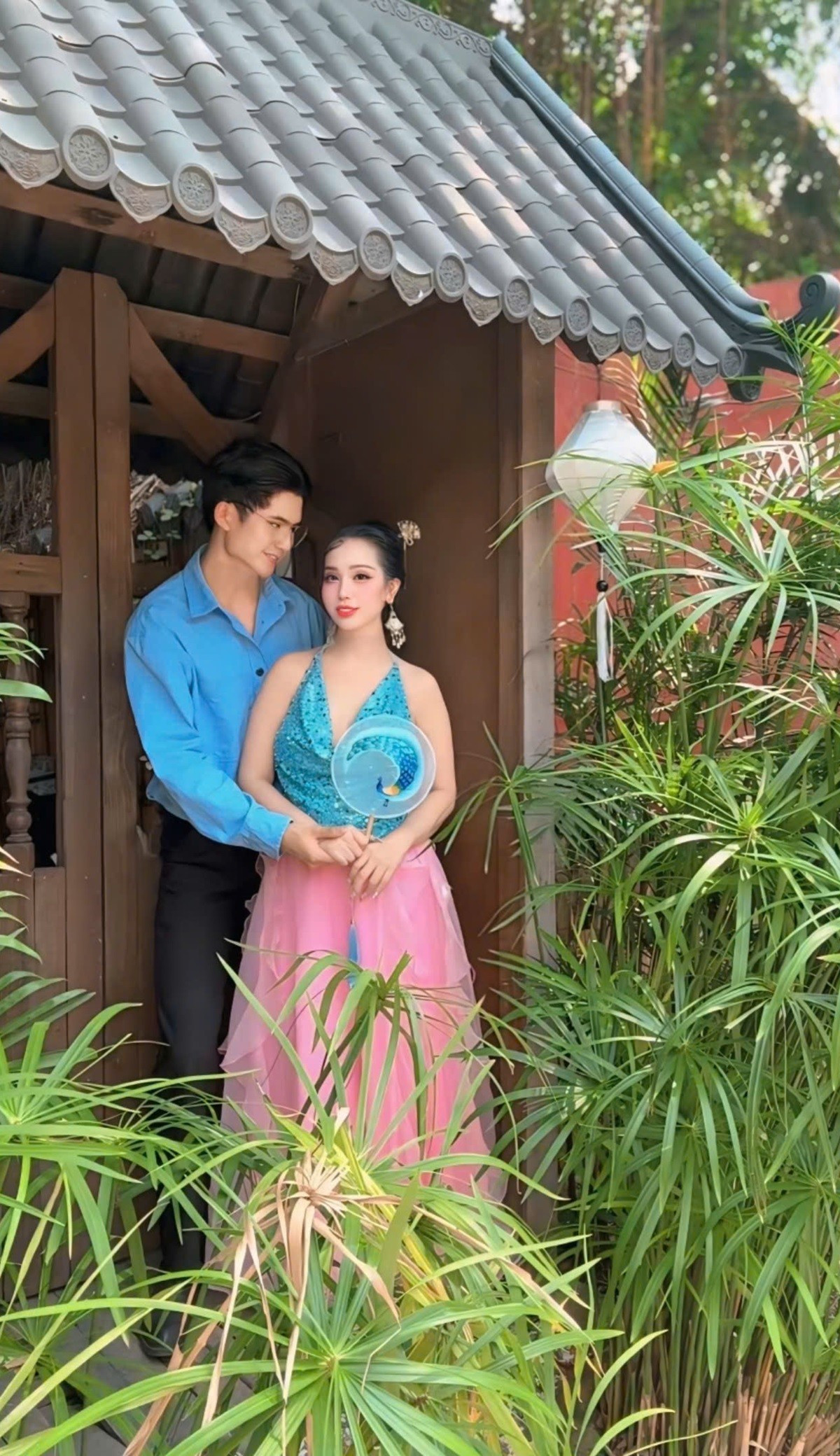 Sự kết hợp ăn ý của cả hai mang đến những khoảnh khắc gần gũi, lãng mạn nhưng vẫn giữ được nét chừng mực, trang nhã.