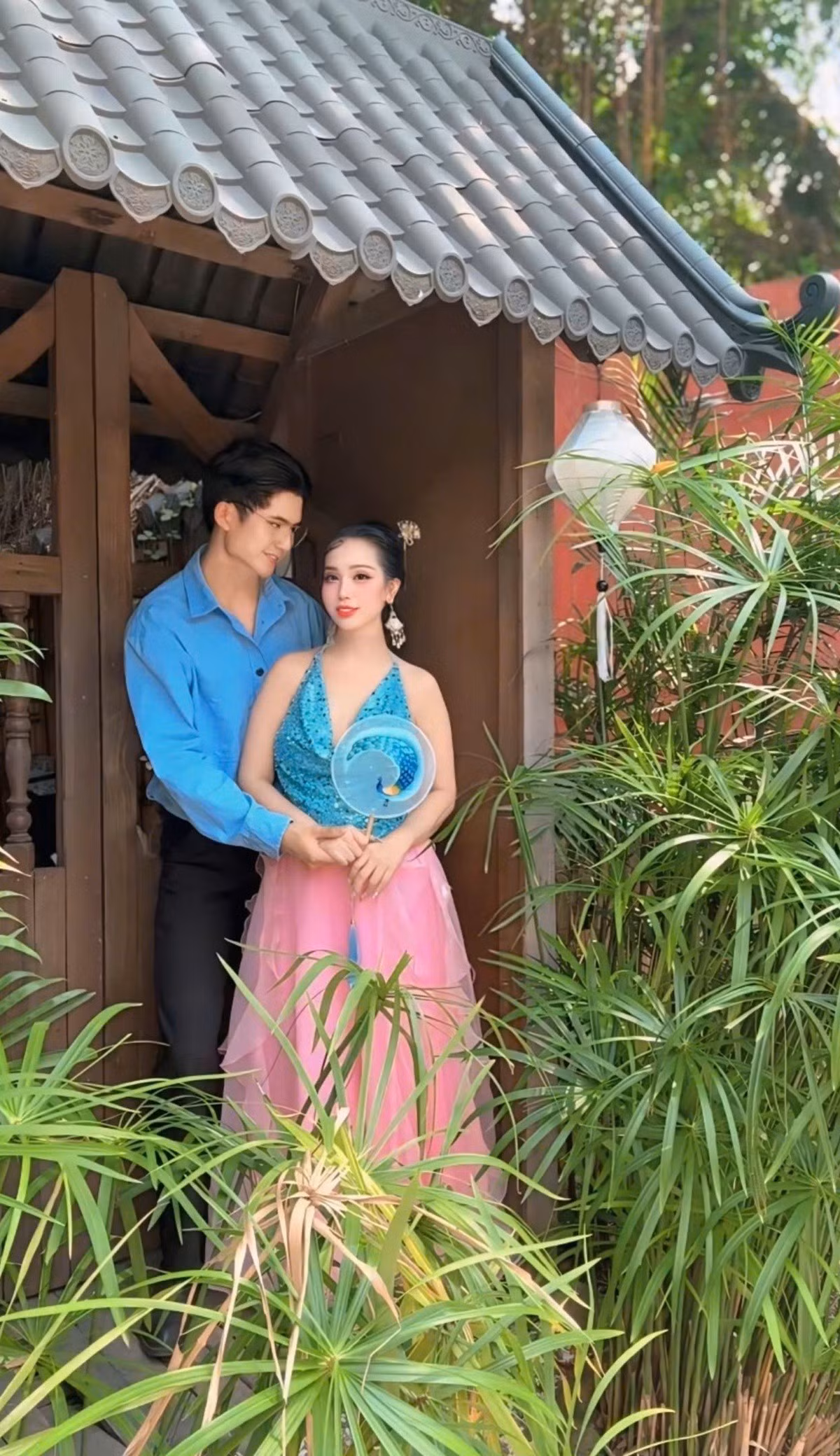 Sự kết hợp ăn ý của cả hai mang đến những khoảnh khắc gần gũi, lãng mạn nhưng vẫn giữ được nét chừng mực, trang nhã.