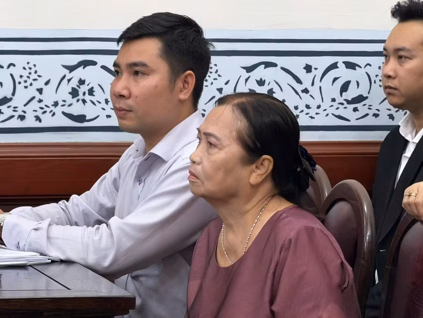 Mẹ của cố diễn viên Đức Tiến tại phiên tòa. Ảnh: TRẦN MINH