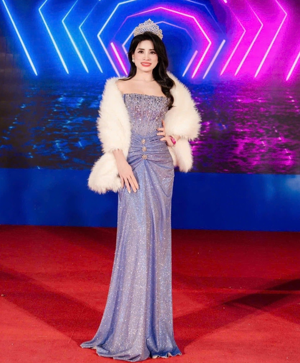 Nàng á hậu diện thiết kế gợi cảm tôn vóc dáng thon thả.