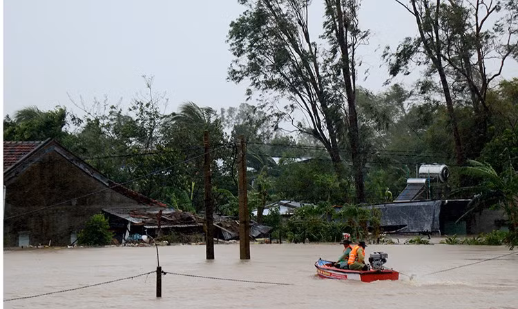 Lực lượng chức năng nỗ lực tiếp cận những khu vực ngập sâu trên địa bàn tỉnh Đắk Lắk. Ảnh: Tuấn Anh/TTXVN