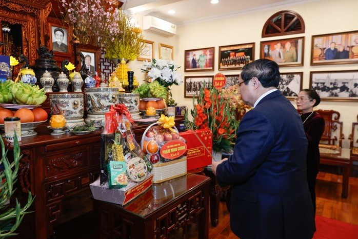 Thủ tướng Phạm Minh Chính dâng hương và chúc tết gia đình cố Tổng Bí thư Lê Khả Phiêu. Ảnh: Nhật Bắc