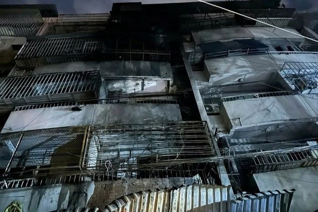 Mặt trước của cư xá bị ám khói đen. Ảnh: C.A.