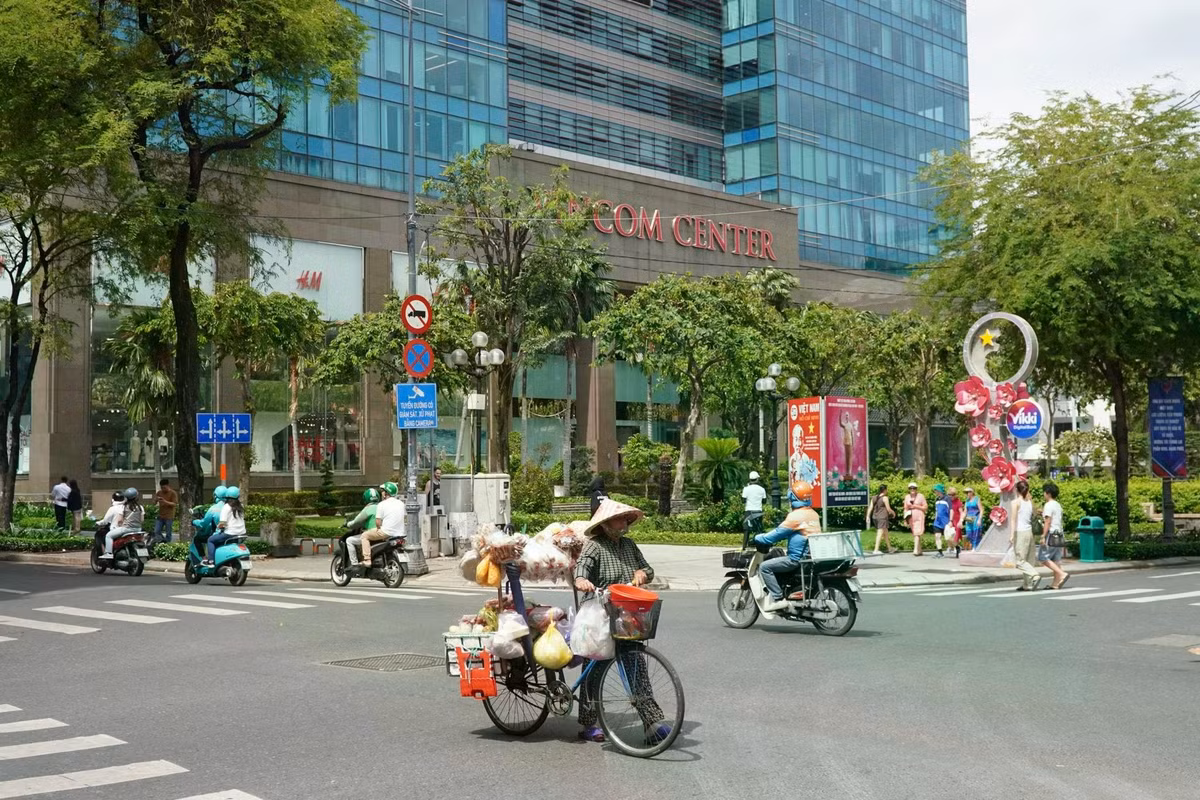 Trong đó, đường Đồng Khởi (trước đây mang tên Catinat) được xem là một trong những tuyến phố biểu tượng. Hiện nơi đây quy tụ nhiều thương hiệu xa xỉ như Gucci, Hermes, Dior, Louis Vuitton... cùng các khách sạn và trung tâm thương mại lớn như Vincom Center, Union Square, Parkson Đồng Khởi, khách sạn Rex, Majestic...