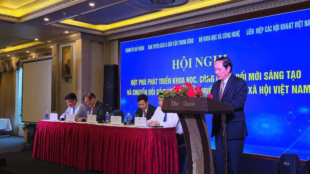 Ông Huỳnh Thành Đạt - Ủy viên Trung ương Đảng, Phó Trưởng Ban Tuyên giáo và Dân vận Trung ương phát biểu khai mạc hội nghị.