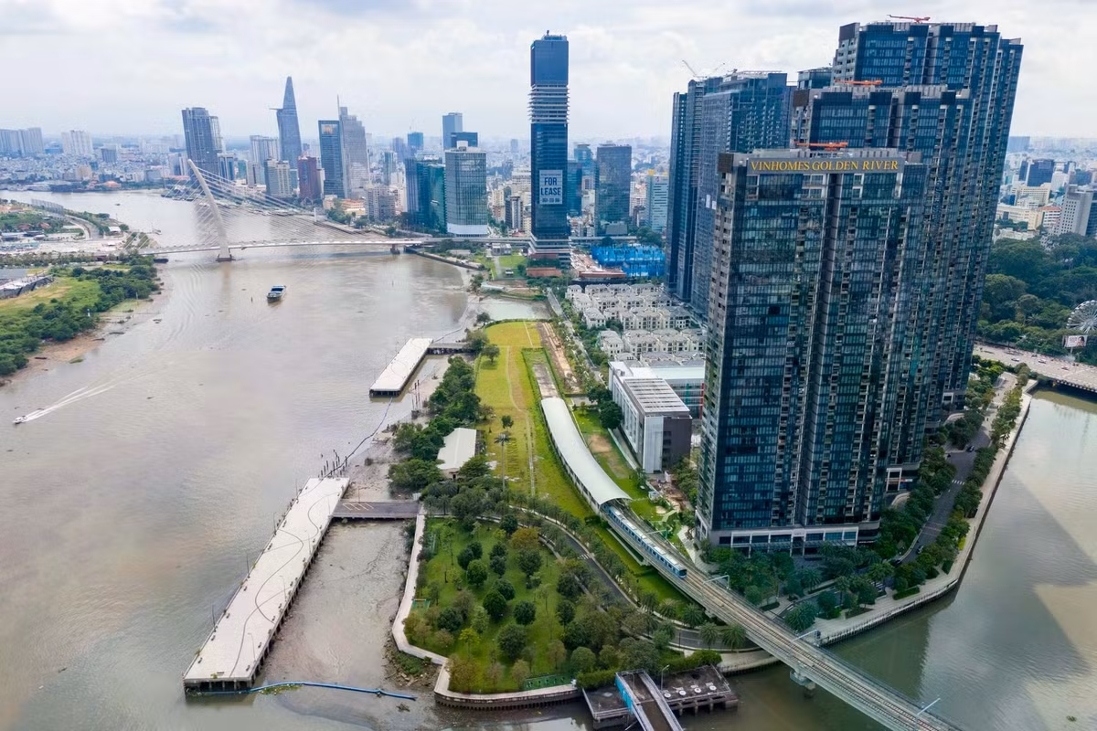 Tọa lạc ở trung tâm TP HCM, địa bàn phường Sài Gòn cũng có tuyến metro số 1 Bến Thành - Suối Tiên đi qua, góp phần gia tăng khả năng kết nối với các khu vực khác của thành phố.