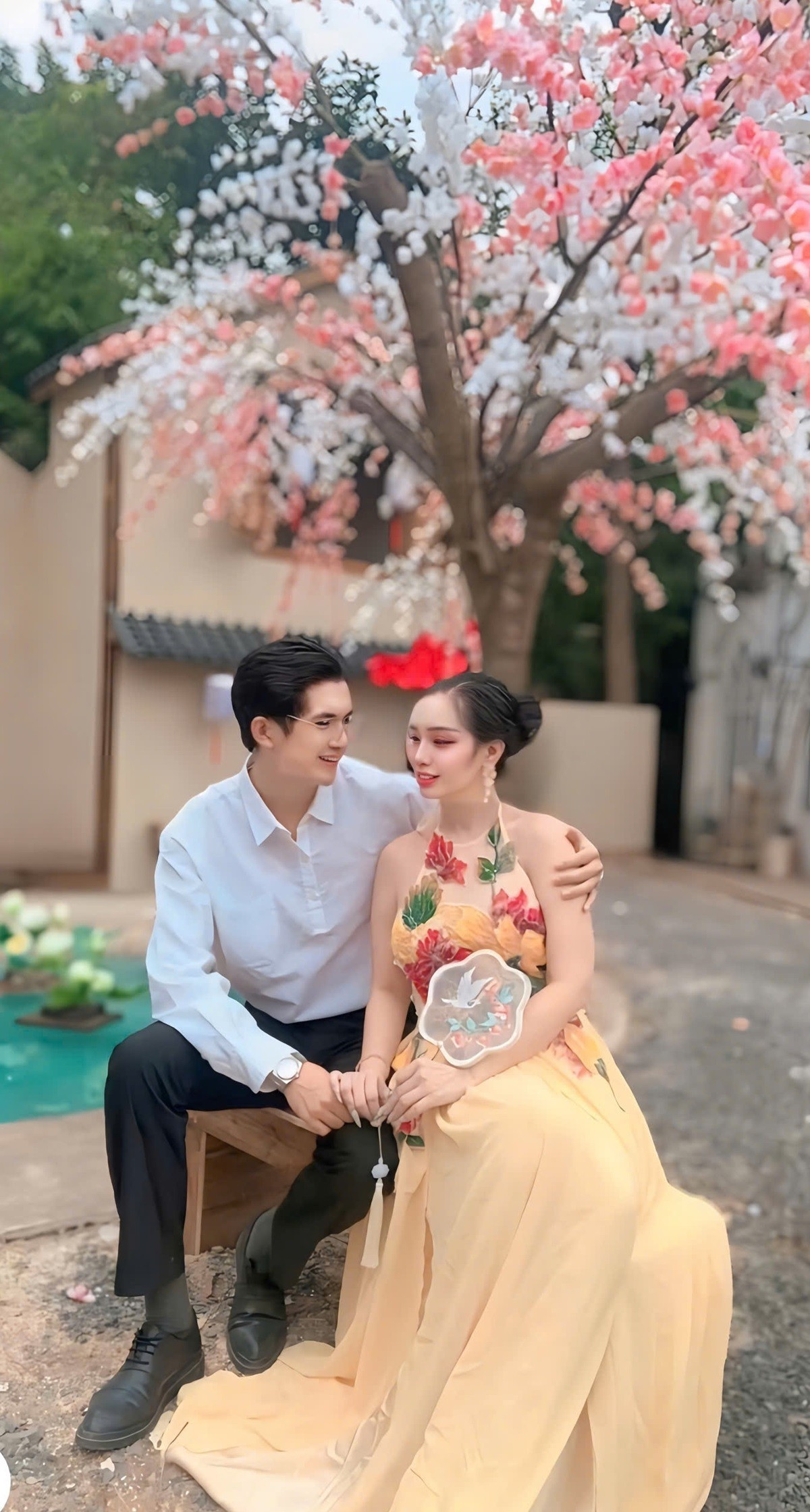 Giữa không gian ngập tràn sắc xuân với hoa đào, đèn lồng đỏ và những nếp nhà cổ kính, Hoa hậu Sắc đẹp Hoàn vũ Thanh Hằng cùng người mẫu Minh Châu đã mang đến bộ ảnh mới đầy thi vị.