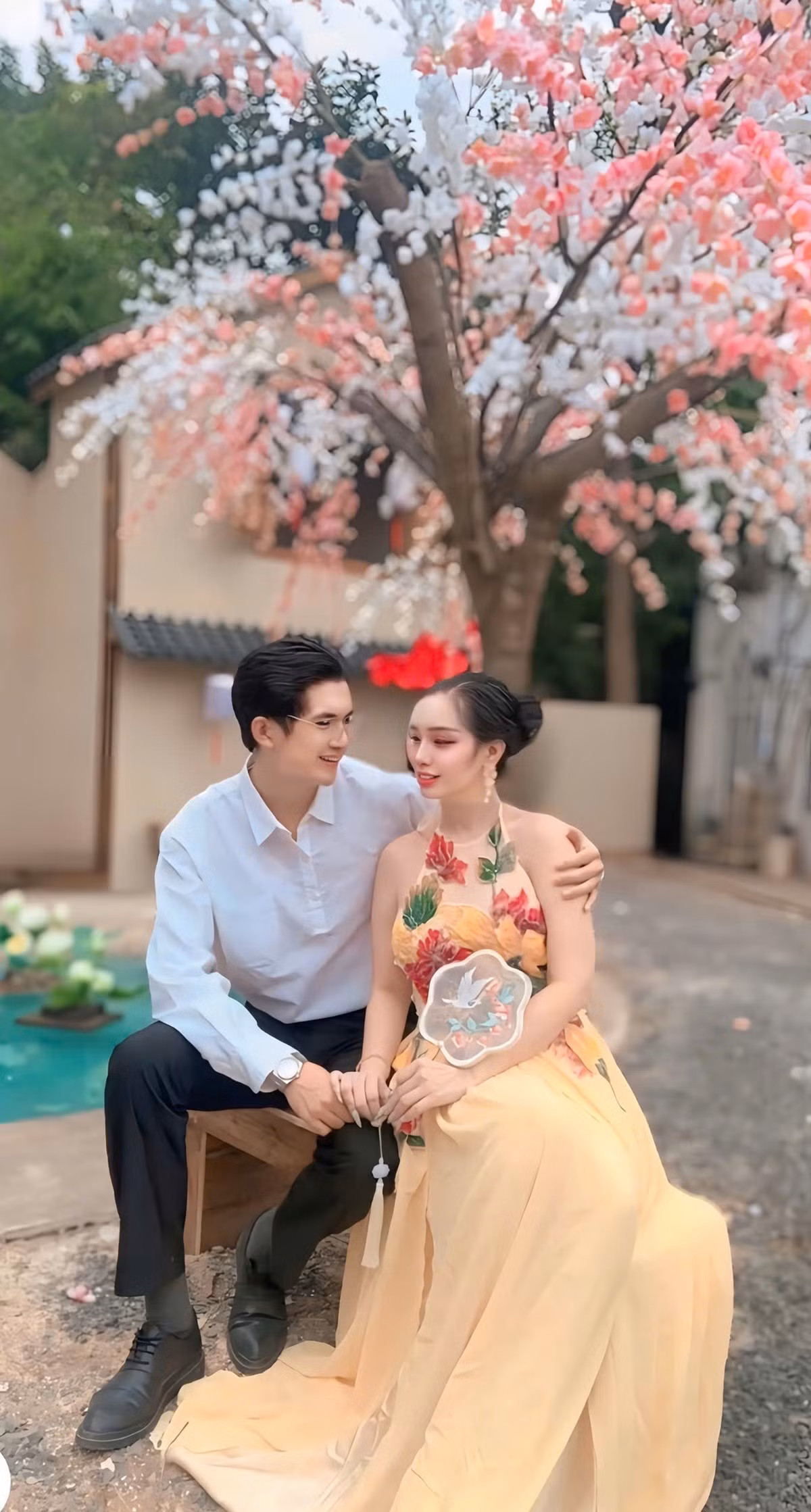 Giữa không gian ngập tràn sắc xuân với hoa đào, đèn lồng đỏ và những nếp nhà cổ kính, Hoa hậu Sắc đẹp Hoàn vũ Thanh Hằng cùng người mẫu Minh Châu đã mang đến bộ ảnh mới đầy thi vị.