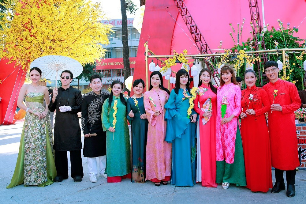 Diễn ra từ ngày 1/2 đến 21/2/2026 (tức từ 14 tháng Chạp đến mùng 5 Tết), với chủ đề “Đẹp xưa trong rạng rỡ hôm nay”, Lễ hội mang đến nhiều không gian văn hóa đan xen hài hòa giữa truyền thống và hơi thở đương đại. Nổi bật là không gian “Đẹp xưa”, tái hiện những hình ảnh thân thuộc của Tết Nam bộ như Phố Ông đồ, đường hoa mai, cây nêu, bếp xuân và các làng nghề truyền thống. Lễ hội năm nay còn giới thiệu Triển lãm nghệ thuật “Vó ngựa khai Xuân”, lấy hình tượng ngựa – linh vật của năm Bính Ngọ 2026.