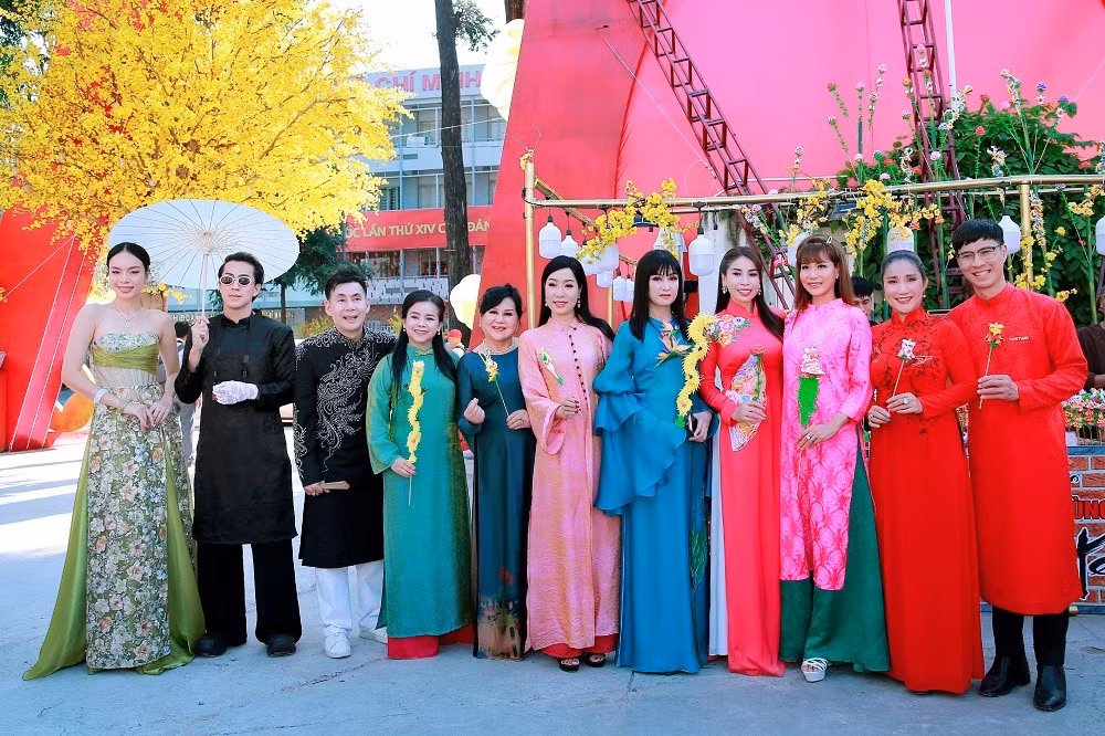 Diễn ra từ ngày 1/2 đến 21/2/2026 (tức từ 14 tháng Chạp đến mùng 5 Tết), với chủ đề “Đẹp xưa trong rạng rỡ hôm nay”, Lễ hội mang đến nhiều không gian văn hóa đan xen hài hòa giữa truyền thống và hơi thở đương đại. Nổi bật là không gian “Đẹp xưa”, tái hiện những hình ảnh thân thuộc của Tết Nam bộ như Phố Ông đồ, đường hoa mai, cây nêu, bếp xuân và các làng nghề truyền thống. Lễ hội năm nay còn giới thiệu Triển lãm nghệ thuật “Vó ngựa khai Xuân”, lấy hình tượng ngựa – linh vật của năm Bính Ngọ 2026.