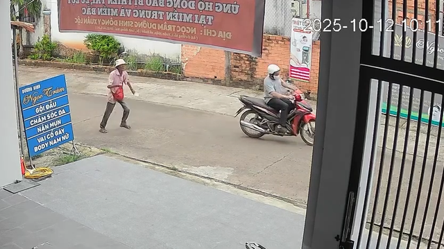 Ông N.V.A. hốt hoảng đuổi theo đối tượng cướp 40 mươi tờ vé số nhưng bất thành.