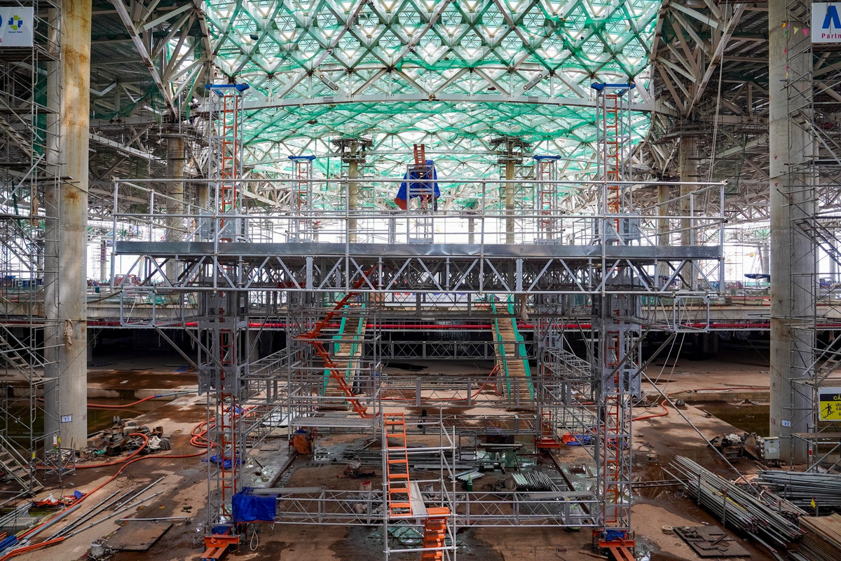 Theo Tổng công ty Cảng hàng không Việt Nam (ACV), công trình nhà ga hành khách phấn đấu cơ bản hoàn thành phần xây dựng trước ngày 31/12/2025. Sau đó sẽ tiến hành kết nối liên động, nghiệm thu lắp đặt tĩnh, chạy thử đơn động... với thời gian khớp nối và vận hành thử nghiệm khoảng 6 tháng.