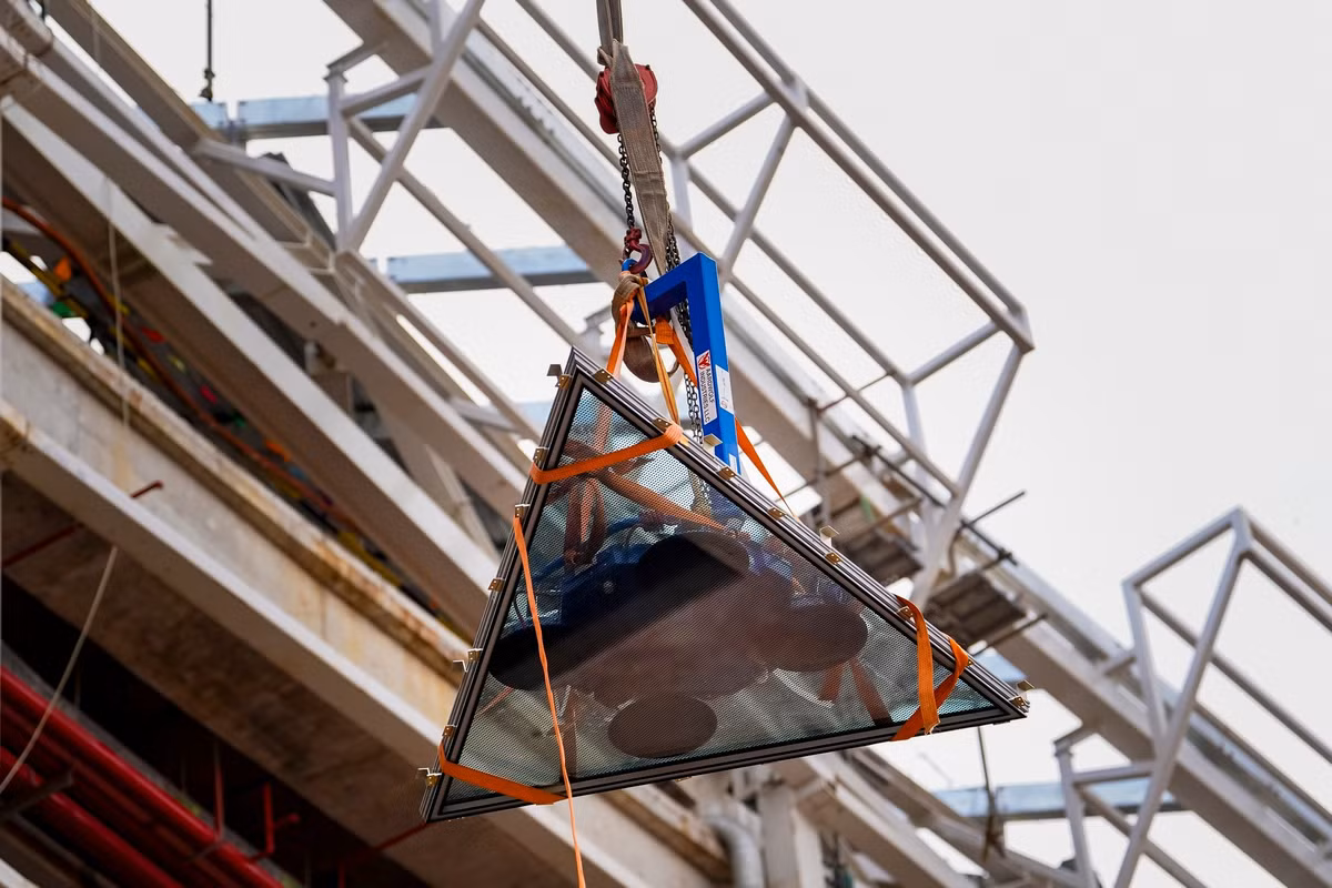 Đây là loại kính giúp nhà ga lấy được phần lớn ánh sáng tự nhiên.