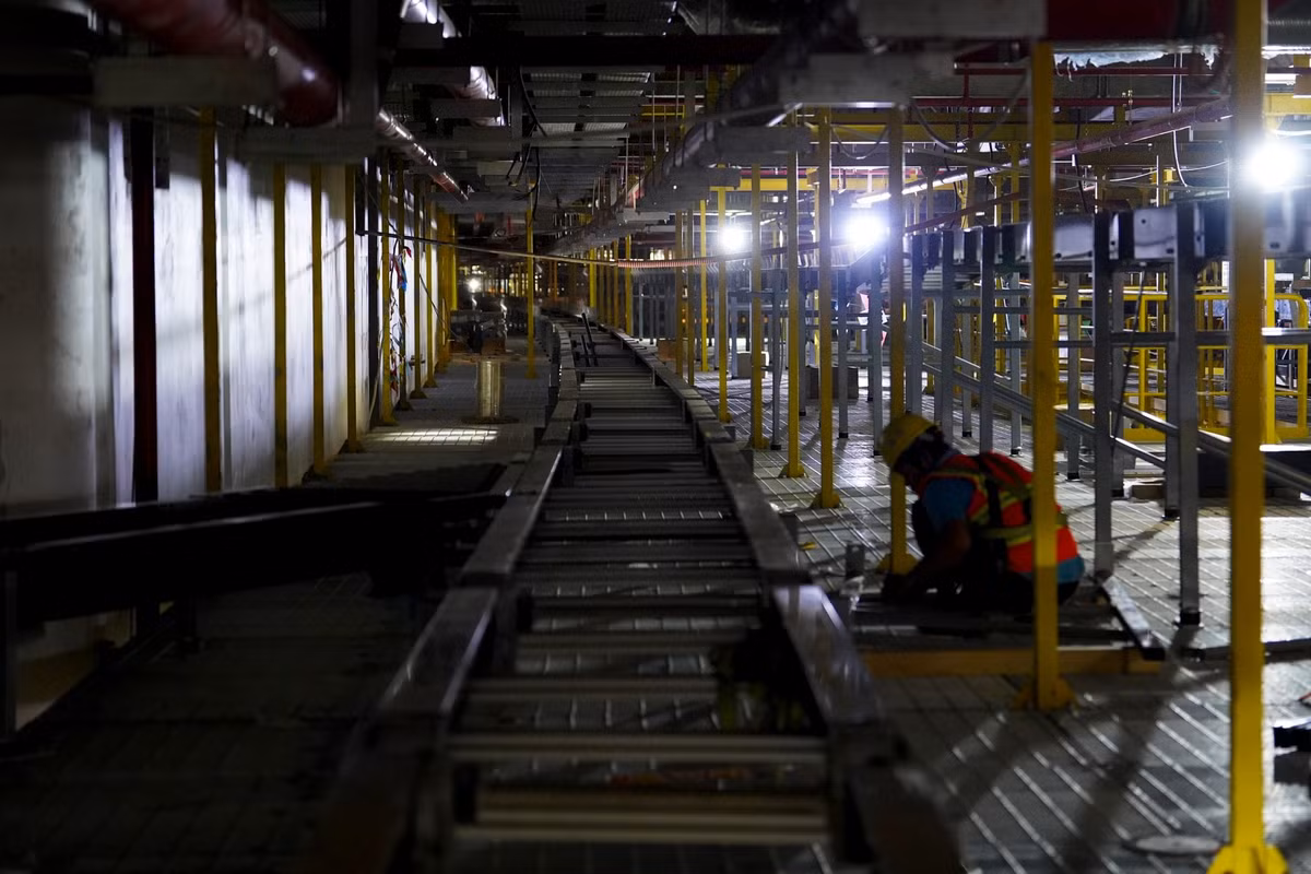 Công nhân thi công hệ thống xử lý hành lý tự động BHS.