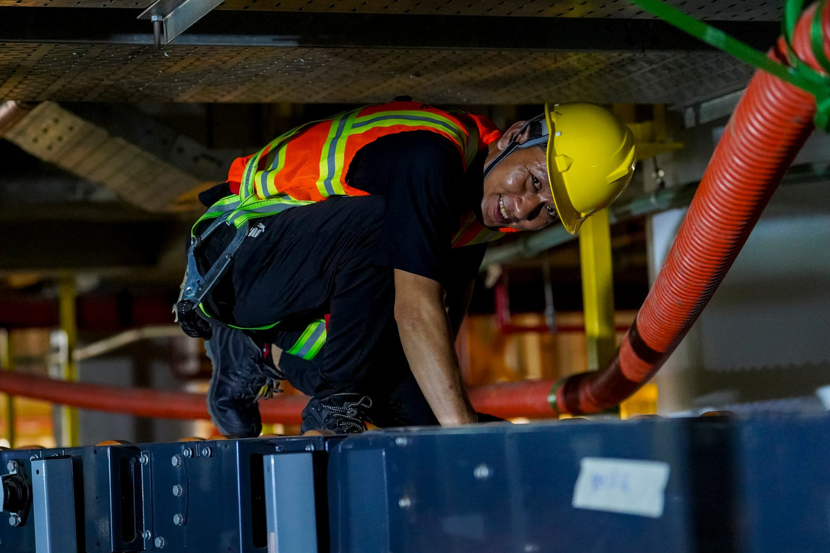 Tại các tầng dưới của nhà ga hành khách, hàng trăm công nhân miệt mài lắp đặt hệ thống phòng cháy chữa cháy, điều hòa, chiếu sáng, thang máy, thang cuốn…