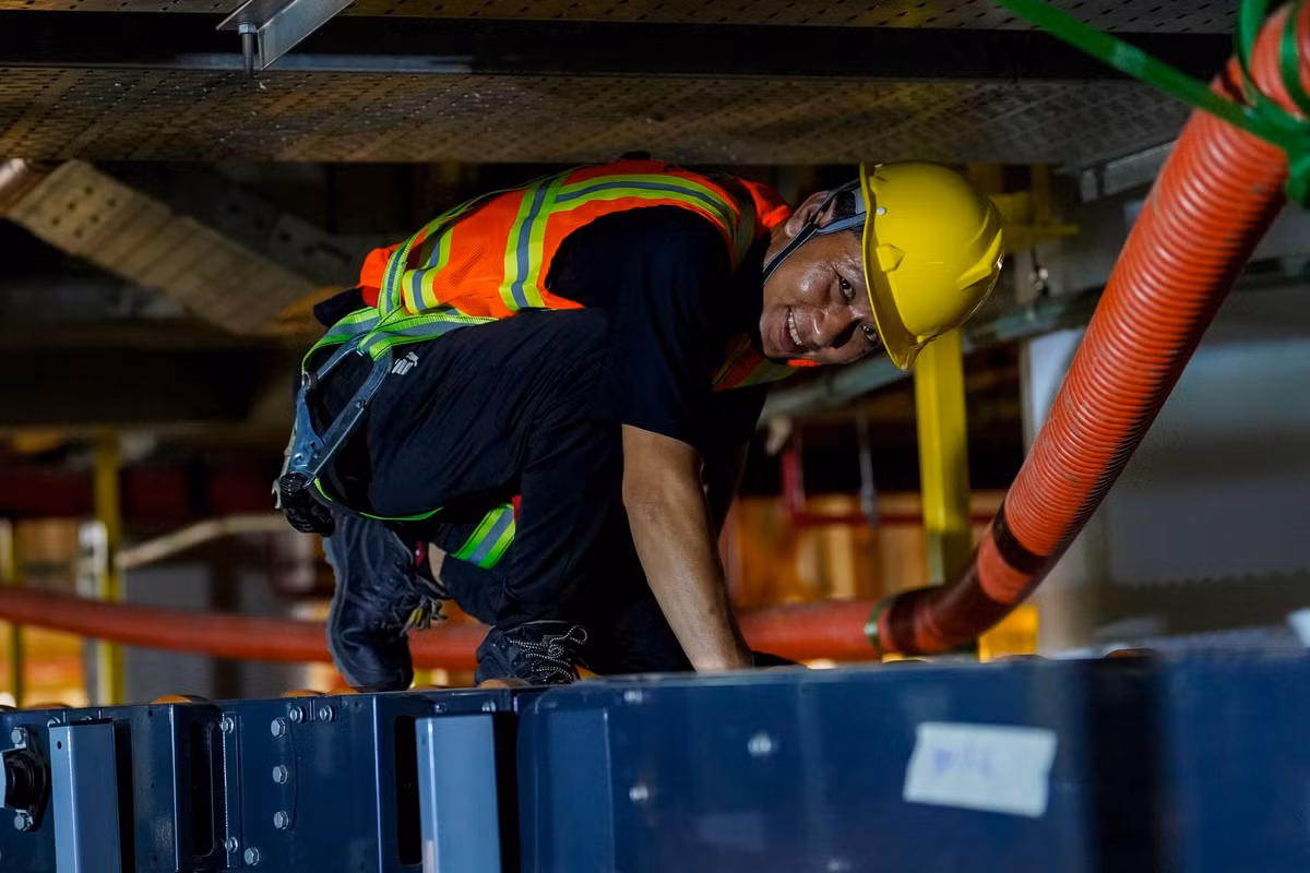 Tại các tầng dưới của nhà ga hành khách, hàng trăm công nhân miệt mài lắp đặt hệ thống phòng cháy chữa cháy, điều hòa, chiếu sáng, thang máy, thang cuốn…