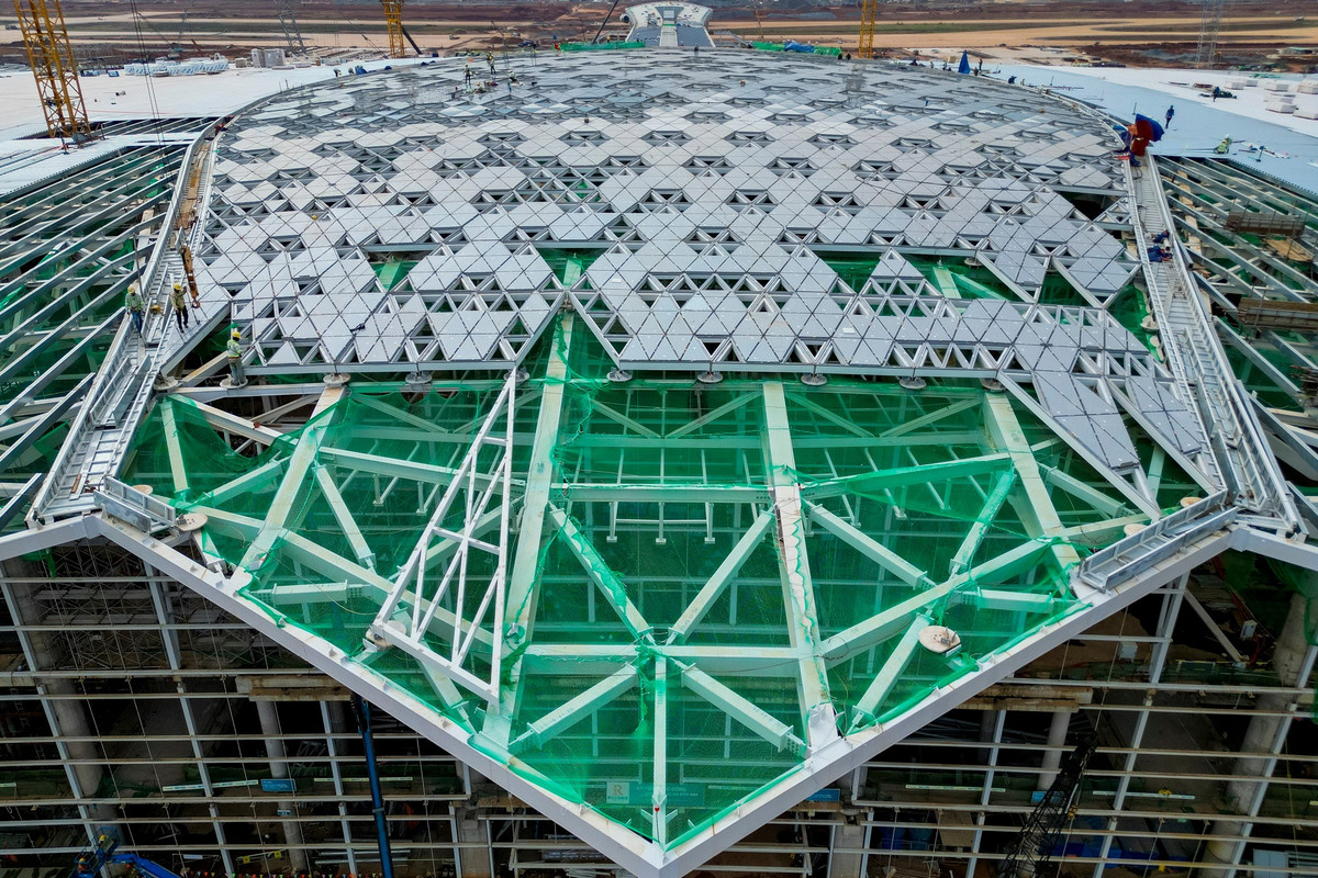 Trung tâm nhà ga hành khách có thiết kế thép mái nặng hơn 5.300 tấn, đây là module có quy mô lớn bậc nhất trong lịch sử nhà ga hành khách hàng không trên thế giới.