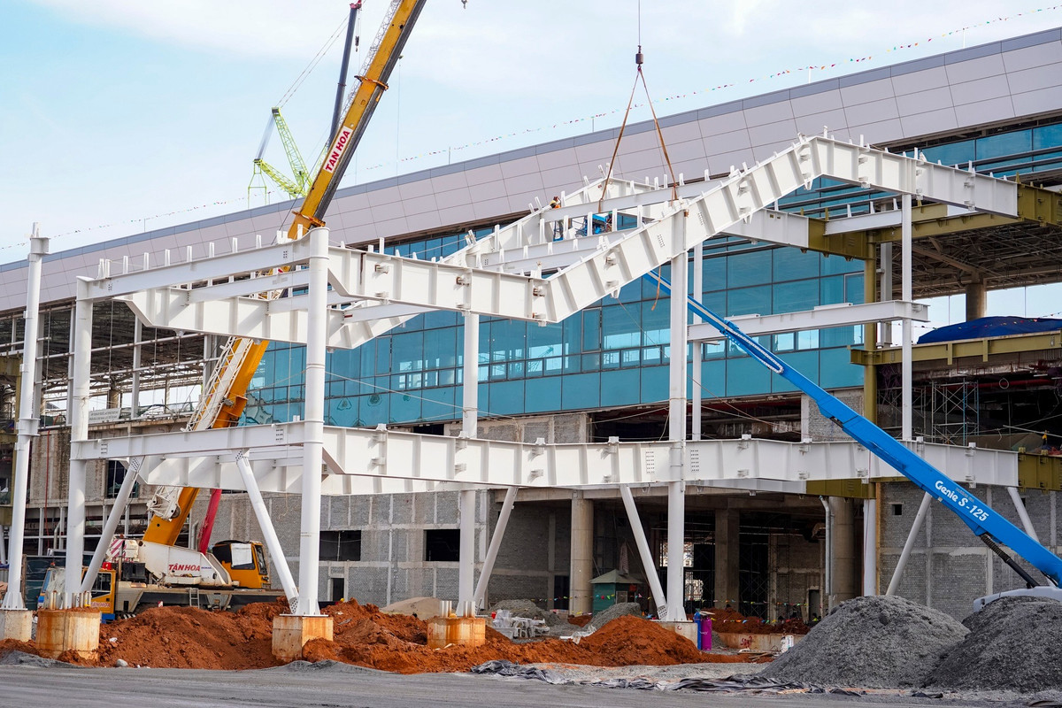 Trong ảnh là hạng mục cầu ống lồng cố định kết nối nhà ga hành khách và sân đỗ máy bay đang được thi công khẩn trương.