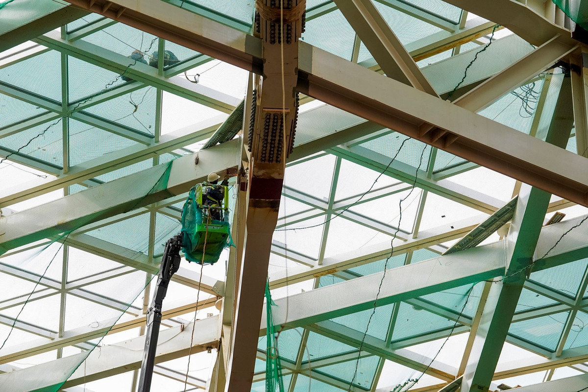 Hiện phần mái trung tâm đã hoàn thành 100% lớp 1 (decking và skylight) đảm bảo việc kín nước để thi công các hạng mục cơ điện.