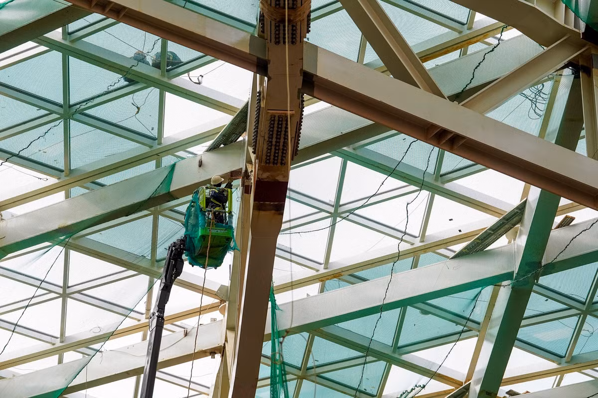 Hiện phần mái trung tâm đã hoàn thành 100% lớp 1 (decking và skylight) đảm bảo việc kín nước để thi công các hạng mục cơ điện.