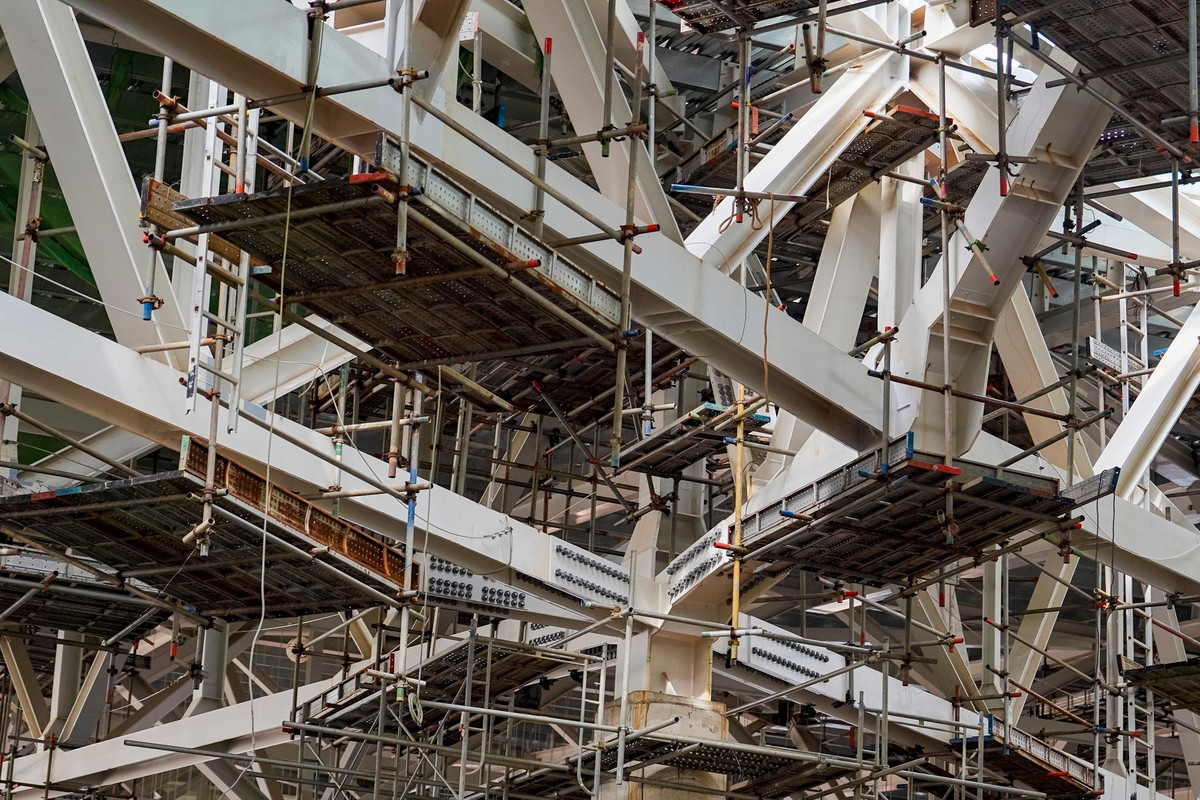 Đến nay, liên danh nhà thầu đã hoàn thành 100% khối lượng kết cấu thép mái. Toàn bộ kết cấu được nâng đồng bộ bằng 56 kích thủy lực chuyên dụng và hệ thống giám sát tải bằng máy tính.