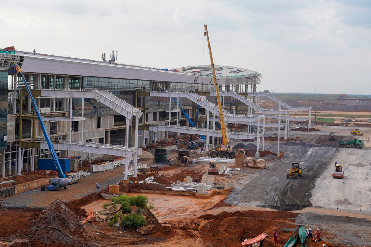 Theo thiết kế, toàn bộ nhà ga có 32 cầu ống lồng, bố trí 40 vị trí đỗ gần cho các loại tàu bay Code C, E và F.