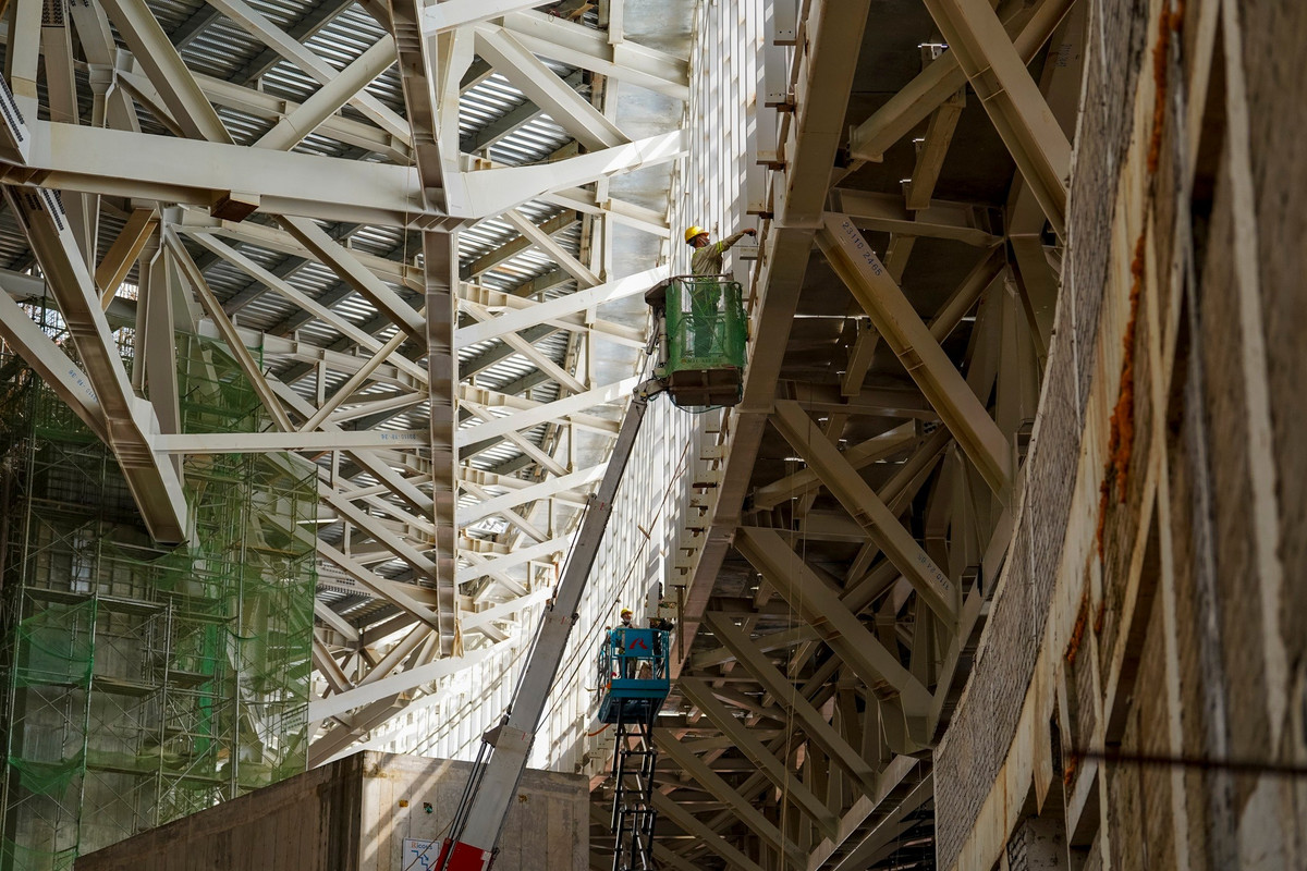 Công trình có kết cấu vòm cong che phủ gần 20.000 m2, được lắp ghép qua 256 điểm liên kết theo tiêu chuẩn châu Âu, có console (đoạn mái vươn ra xa) tới 41 m.