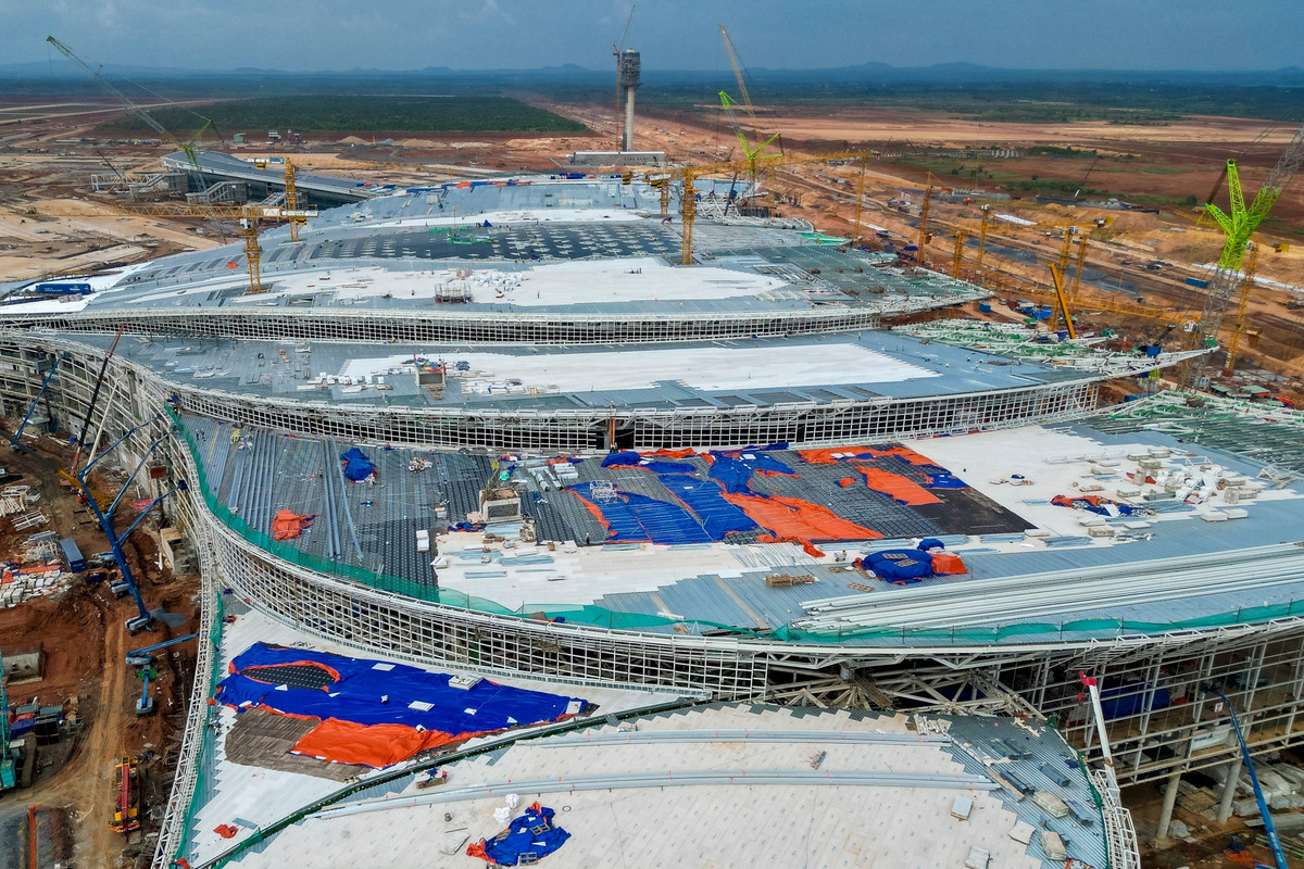 Nhà ga hành khách đã xong phần kết cấu bê tông ngầm và thân từ tầng 1 đến tầng 4. Khu trung tâm đạt 96% xây thô, mái đã hoàn thiện và chống thấm xong; 3 cánh nhà ga đạt trên 93% xây thô, toàn bộ khung thép và mái hoàn tất.