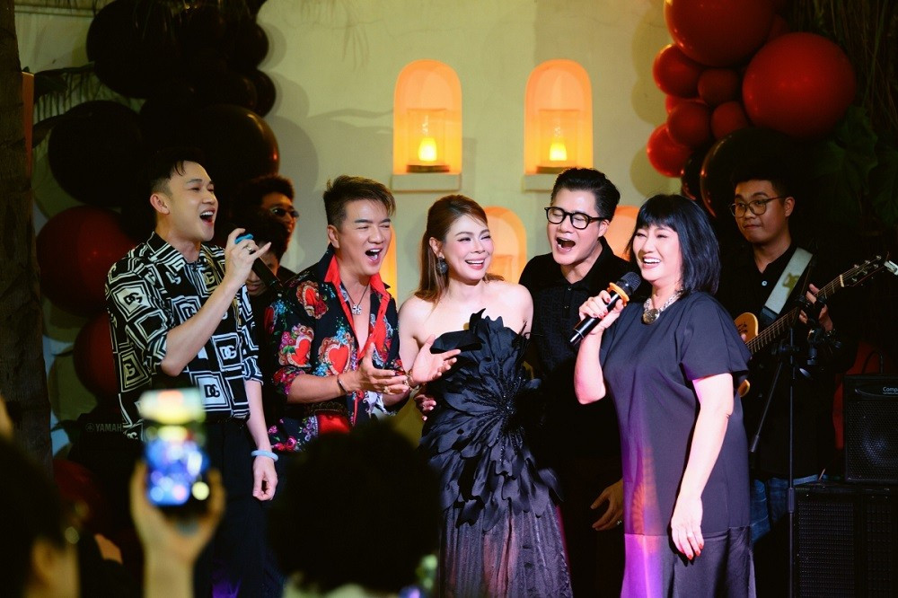 Buổi tiệc sinh nhật Thanh Thảo được tổ chức tại nhà hàng sang trọng của Hà Kiều Anh ngay trung tâm TP HCM, với không gian được trang trí lộng lẫy như một tiệc cưới thực thụ. Sự kiện quy tụ dàn sao đình đám như: Danh ca Ngọc Sơn, Cẩm Vân, Khắc Triệu, Quang Dũng, Đàm Vĩnh Hưng, Lệ Quyên, Dương Triệu Vũ, Giang Hồng Ngọc, Hồ Việt Trung, diễn viên Hiền Mai…