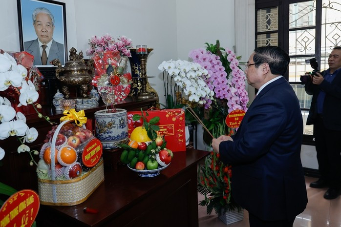 Thủ tướng Chính phủ Phạm Minh Chính dâng hương cố Tổng Bí thư Đỗ Mười. Ảnh: Nhật Bắc