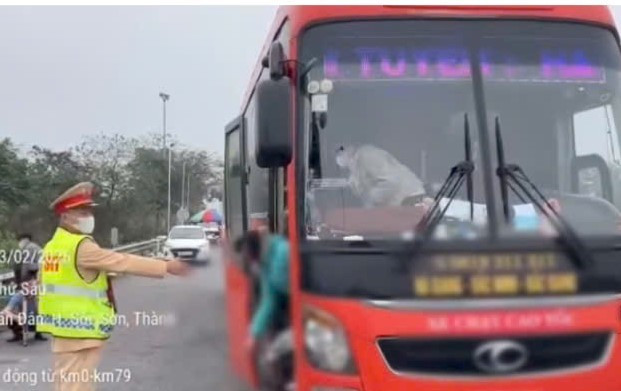 Lực lượng CSGT dừng kiểm tra ô tô khách BKS 23C-045.xx