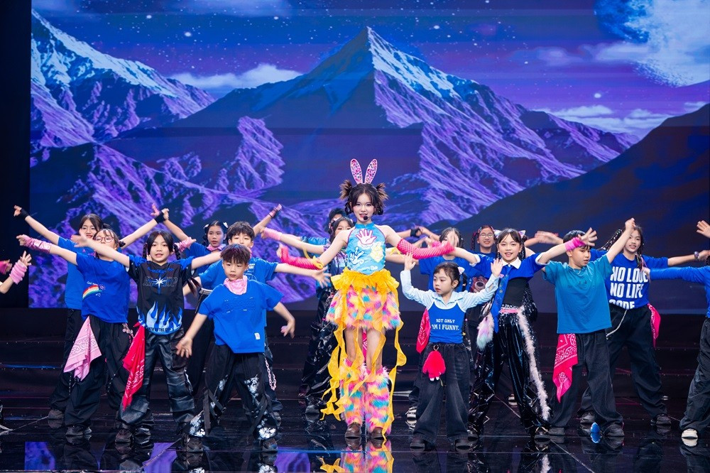 Nguyễn Ngọc Kim Cương biểu diễn ca khúc trên sân khấu Vietnam Iconic Awards 2026.