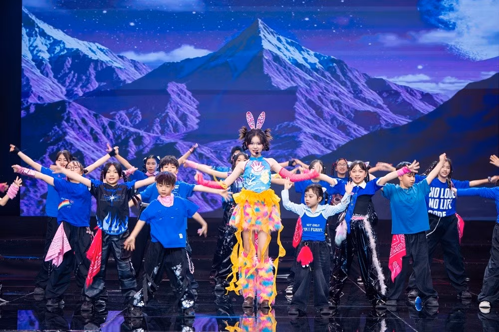 Nguyễn Ngọc Kim Cương biểu diễn ca khúc trên sân khấu Vietnam Iconic Awards 2026.