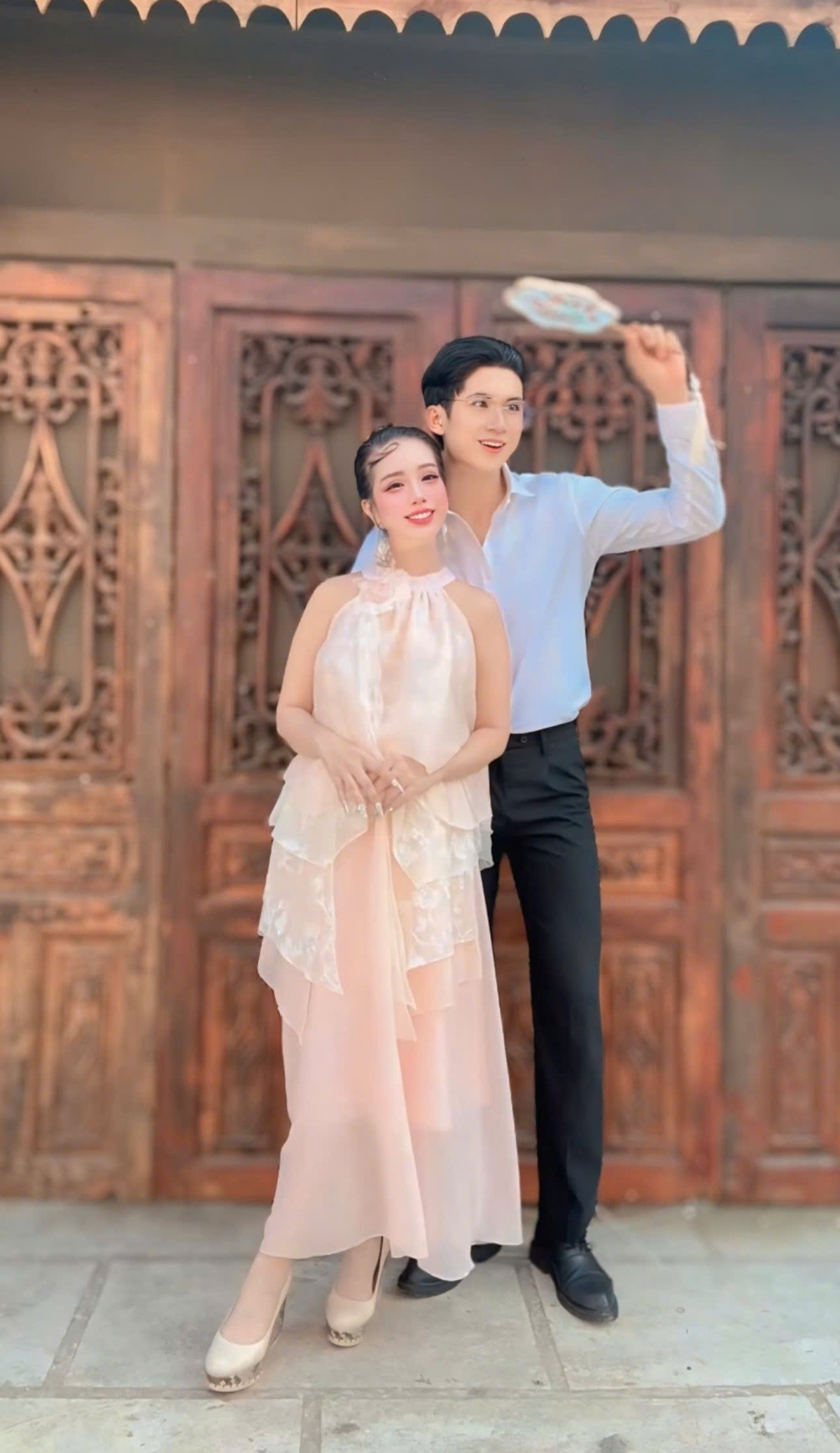 Bối cảnh mái ngói rêu phong, lối đi lát đá, hàng cây kết trái và khoảng sân ngập nắng được lựa chọn kỹ lưỡng, góp phần làm nổi bật tinh thần chủ đạo của bộ ảnh, mùa xuân của sự bình yên và khởi đầu mới.