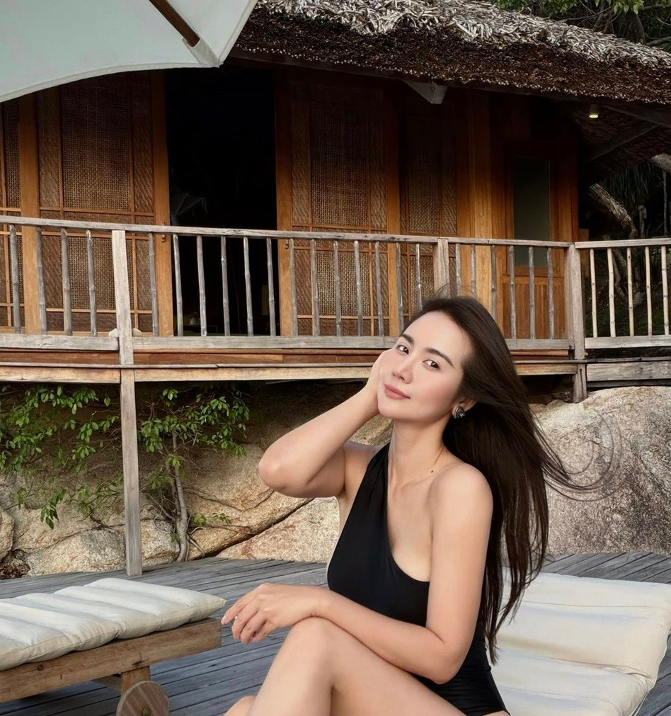 Sở hữu số đo ba vòng 80-59-88 cm cùng chiều cao 1,64 m và cân nặng 48 kg, Huyền Lizzie được đánh giá có vóc dáng chuẩn đồng hồ cát đáng mơ ước.