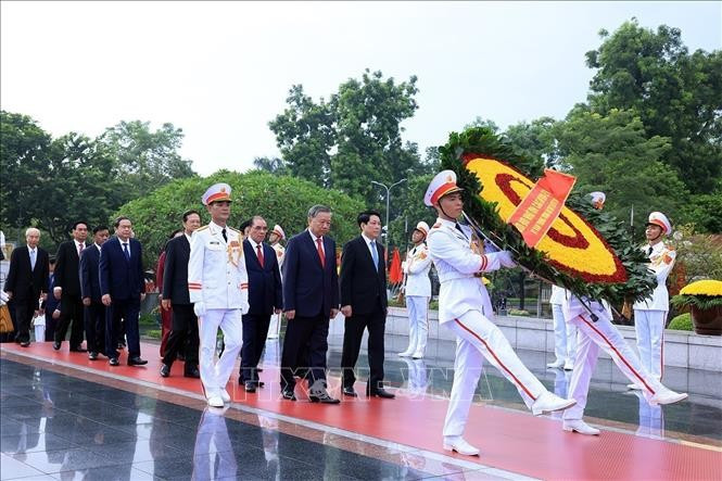Lãnh đạo Đảng, Nhà nước đến đặt vòng hoa tại Đài tưởng niệm các Anh hùng liệt sĩ. Ảnh: Tuấn Anh/TTXVN