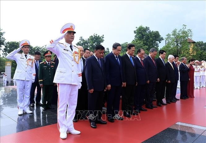 Lãnh đạo Đảng, Nhà nước đến đặt vòng hoa tại Đài tưởng niệm các Anh hùng liệt sĩ. Ảnh: Tuấn Anh/TTXVN