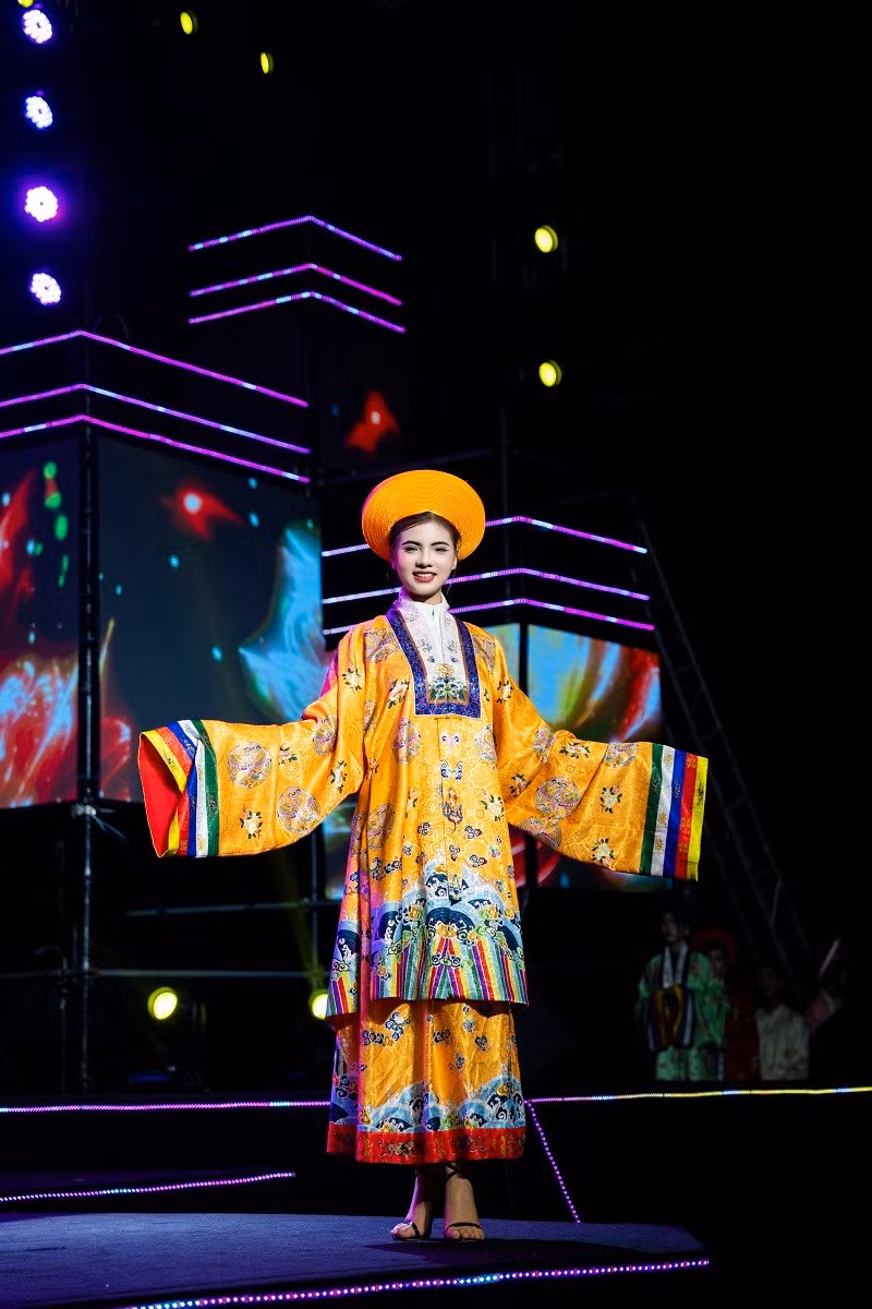 Hoàng hậu Nam Phương được biết đến với nét đẹp quý phái, trí tuệ và sự chuẩn mực trong cung cách sống. Trong các bức ảnh tư liệu lịch sử, bà thường xuất hiện trong bộ Nhật Bình – một loại trang phục hoàng cung dành cho công chúa và hoàng hậu dưới triều Nguyễn.