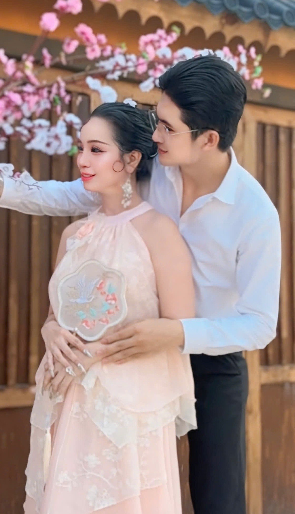 Bộ ảnh xuân không chỉ là sự kết hợp giữa thời trang và nghệ thuật, mà còn là lời chào dịu dàng gửi đến mùa mới, nơi những điều đẹp đẽ đang lặng lẽ nở hoa.