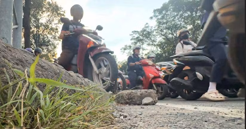 Đại diện Đội CSGT Cát Lái (đơn vị chịu trách nhiệm quản lý tuyến đường) cho biết, sẽ có biện pháp xử lý dứt điểm tình trạng người chạy xe máy leo lên lề đường. Đồng thời khảo sát, đề xuất cơ quan có liên quan nghiên cứu mở rộng, phân luồng để giải quyết tình trạng ùn ứ tại nút giao này.