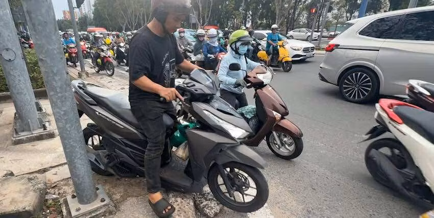 Nhiều trường hợp suýt té ngã, phần gầm xe cạ sát gờ lề đường gây hư hỏng.