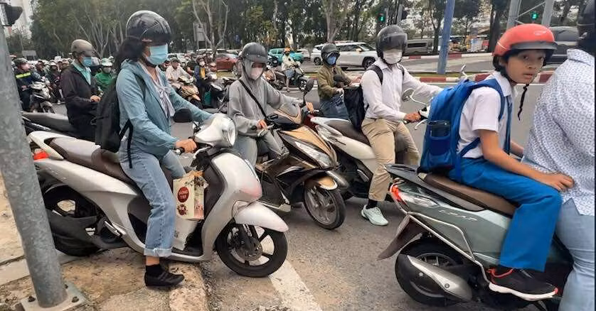 Nhiều người điều khiển xe máy leo lên lề đường bất chấp có thể bị xử phạt.