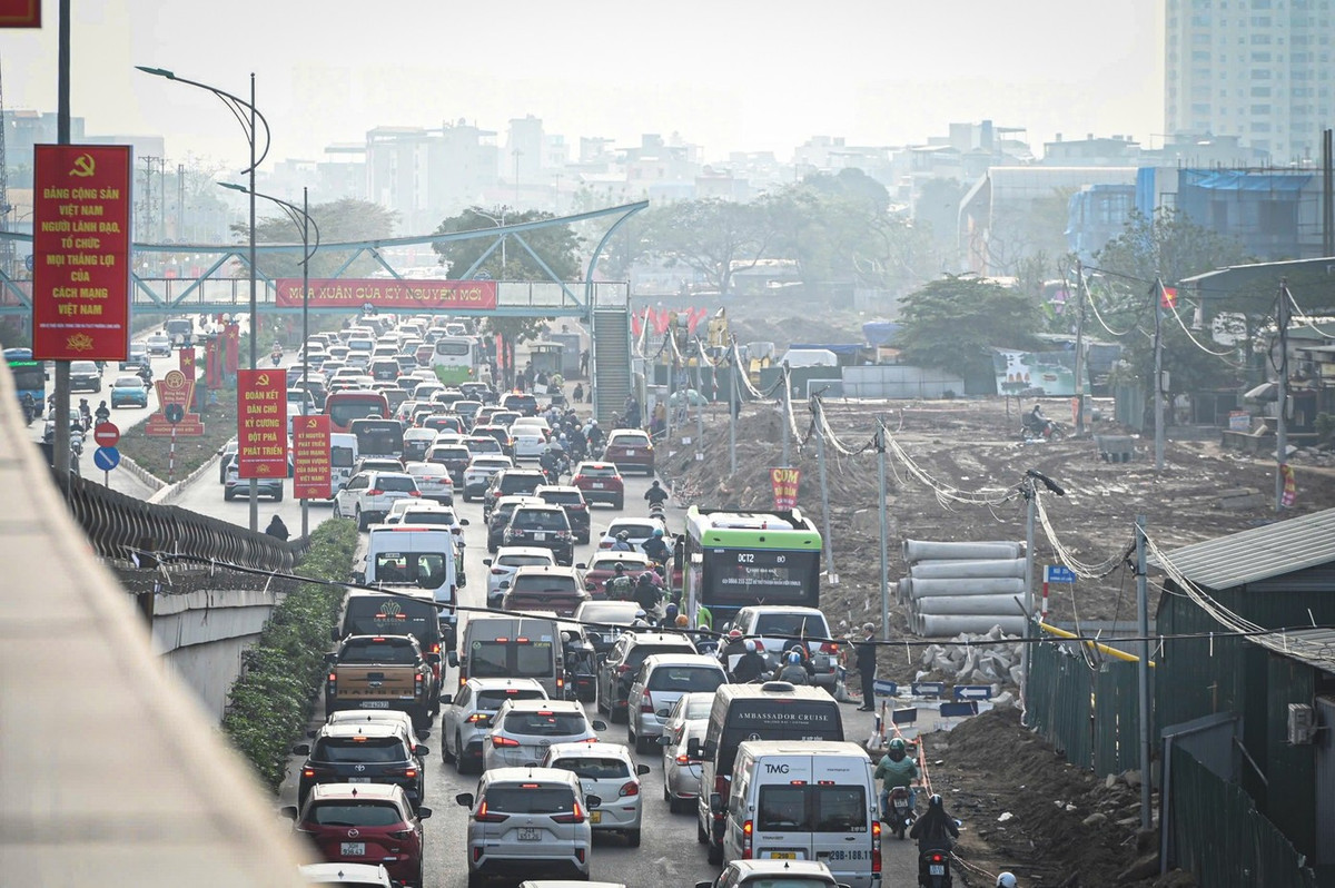Dòng xe xếp hàng dài khoảng 4-5km, kéo dài từ đường Cổ Linh đến tận trạm thu phí cao tốc Hà Nội - Hải Phòng.